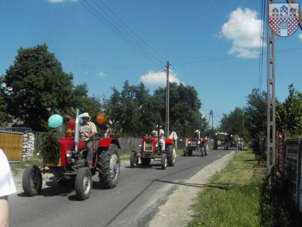 : Na fot. traktorzyści z Jaroszowa w trakcie parady.